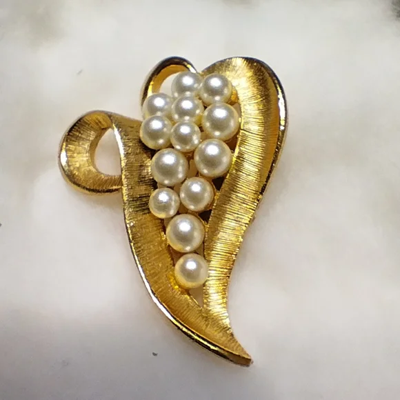 Vintage Gold Coloured Brooch With White Faux Pearls - Picture 2 of 6